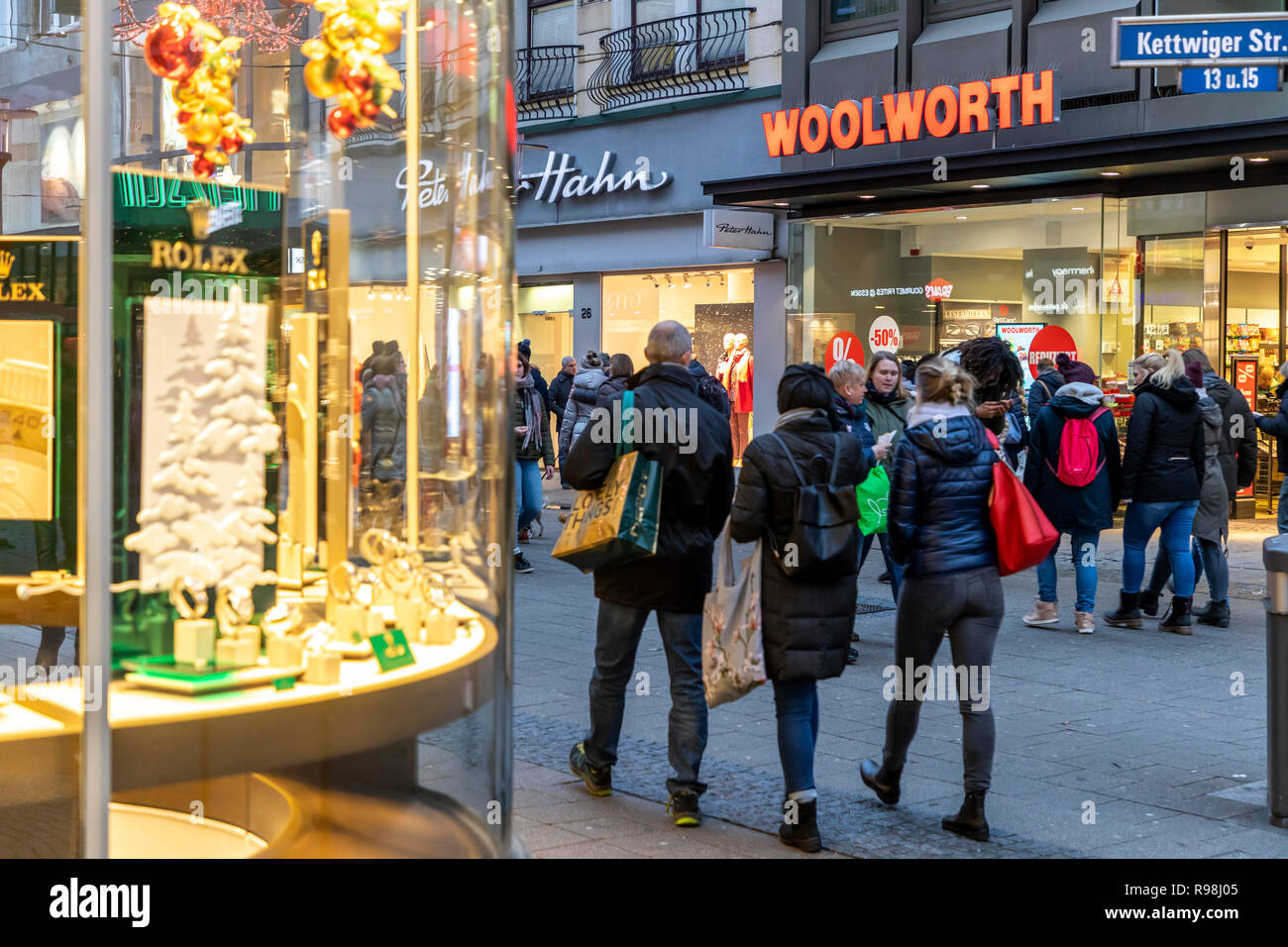 Weihnachtsmarkt in der Innenstadt von Essen, Kettwiger Stra§e, Shopping Sonntag, billiges Kaufhaus Woolworth und Watch dealer mit Rolex dis Stockfoto