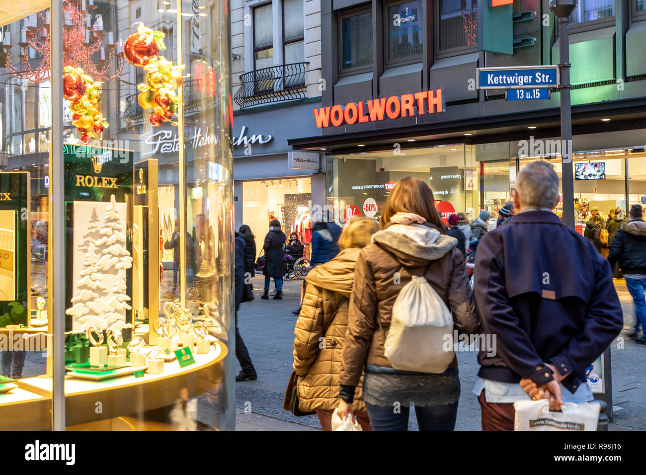 Weihnachtsmarkt in der Innenstadt von Essen, Kettwiger Stra§e, Shopping Sonntag, billiges Kaufhaus Woolworth und Watch dealer mit Rolex dis Stockfoto