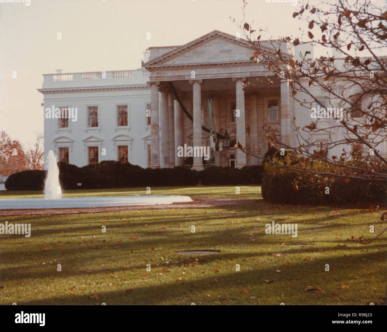 Jahrgang Februar 1985 Foto, Blick auf das Weiße Haus in Washington, DC, mit einer Schaufel Stapler entfernen der Urlaub Girlande. Quelle: original Foto Stockfoto