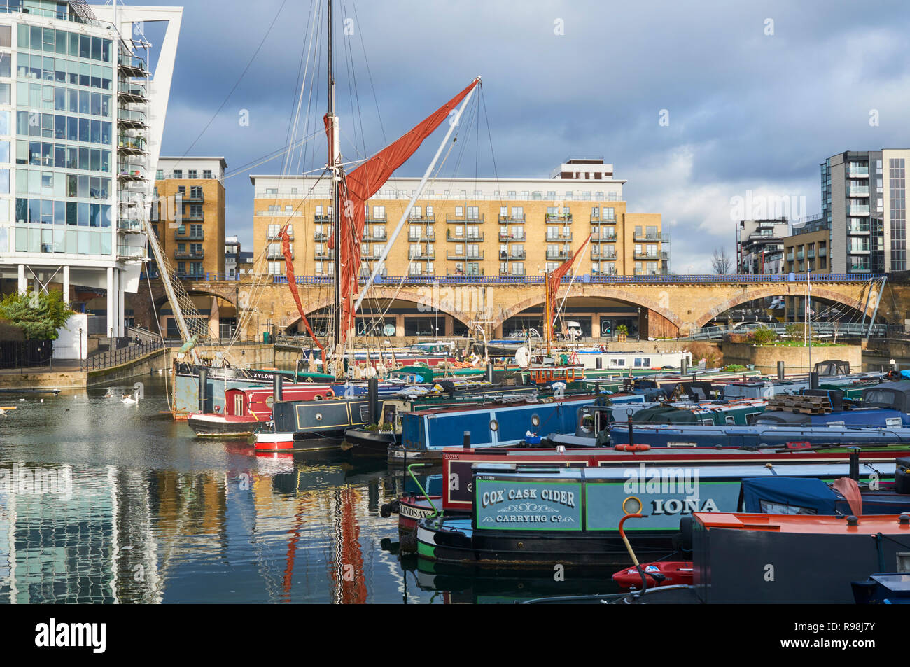 Narrowboats innerhalb des neu entwickelten Limehouse Basin, East London, Großbritannien Stockfoto
