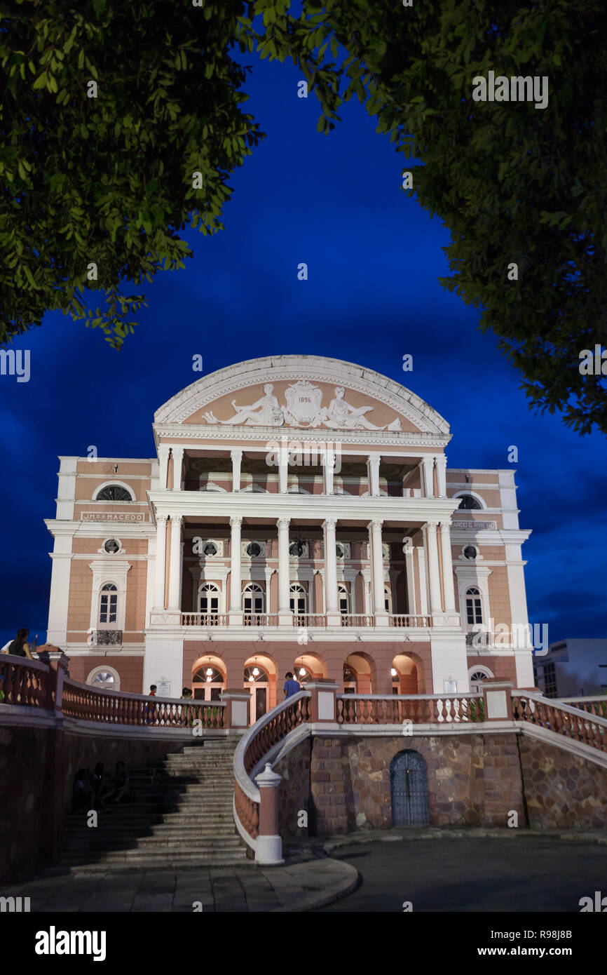 Die schöne Amazonas Theater (Teatro Amazonas Opernhaus), Symbol der Gummi boom Era in den Amazon in der Abenddämmerung. Manaus, Amazonas, Brasilien. Stockfoto