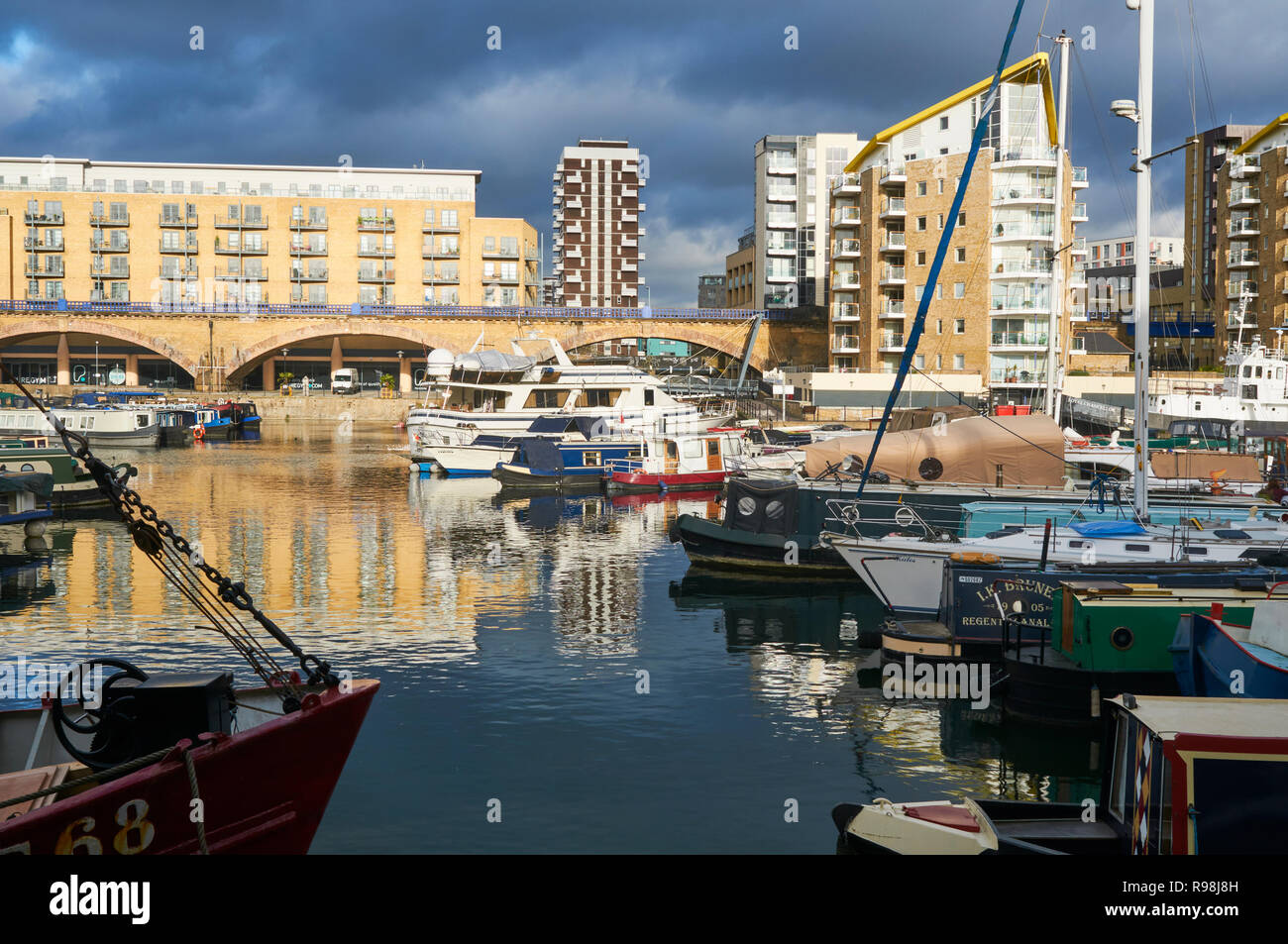 Yachten und narrowboats in Limehouse Basin, East London, Großbritannien Stockfoto
