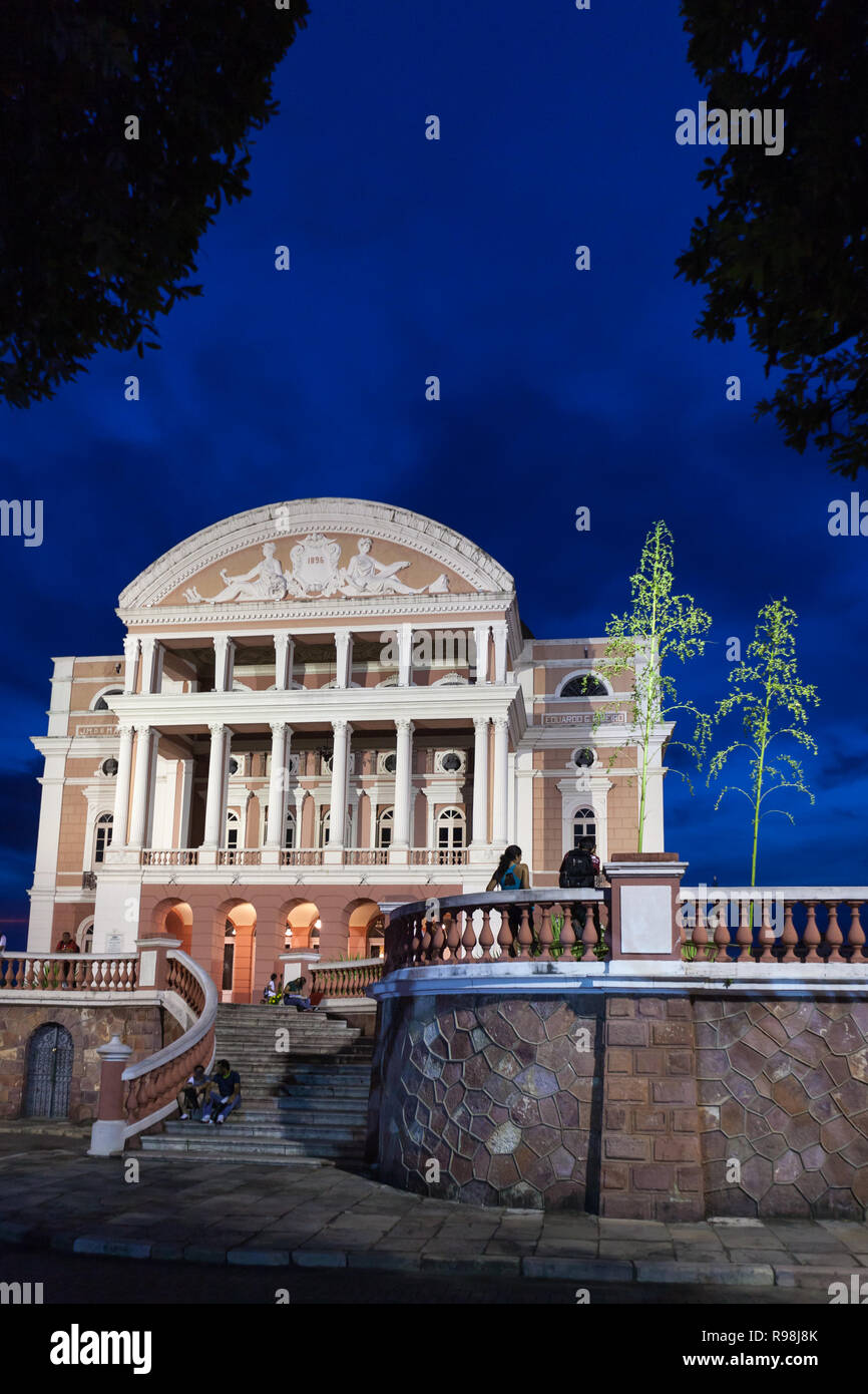 Die schöne Amazonas Theater (Teatro Amazonas Opernhaus), Symbol der Gummi boom Era in den Amazon in der Abenddämmerung. Manaus, Amazonas, Brasilien. Stockfoto