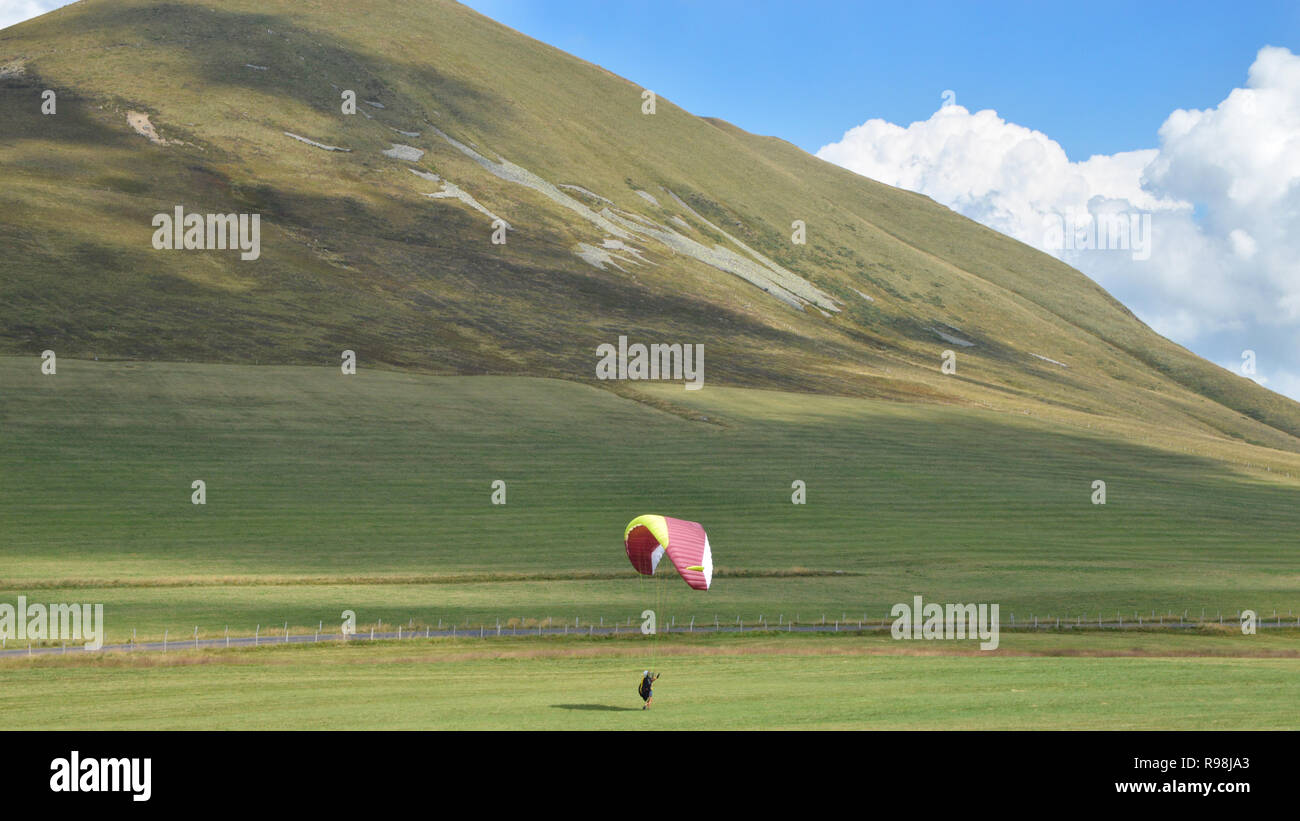 Paragliding in der Mitte der Vulkane Berge Stockfoto