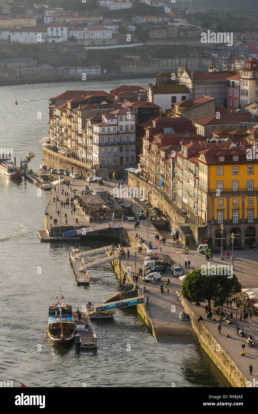 Porto, Portugal - Januar 15, 2018: Alte Stadt Porto Blick von der Ponte Dom Luiz Brücke an surise, Portugal Stockfoto