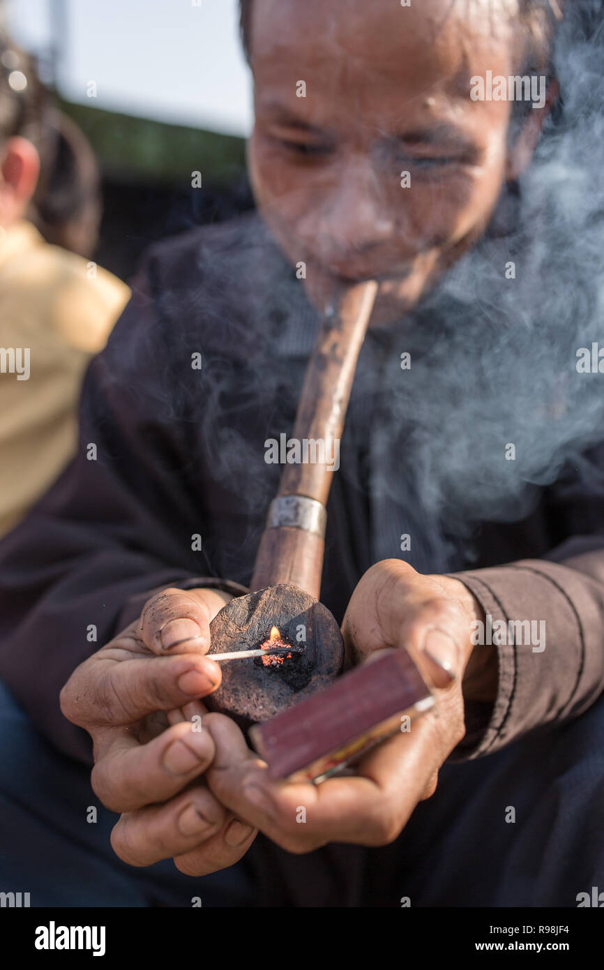 Meghalaya, Indien - 12. Mai 2017: Khasi Mann rauchen Traditionellen langen Pfeife mit Tabak Stockfoto