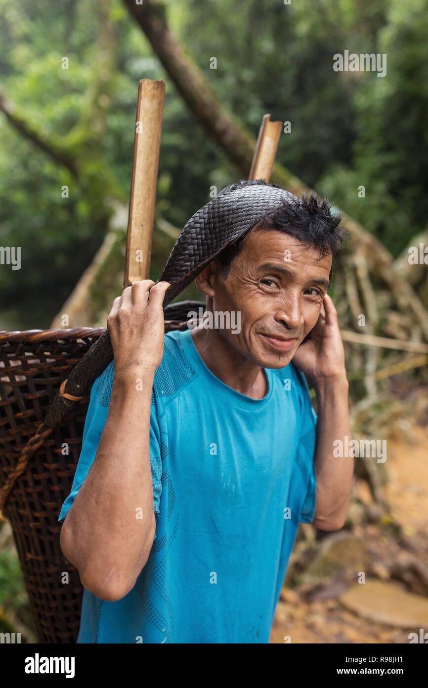 Meghalaya, Indien - 15. Mai 2017: Khasi Mann, der traditionellen Bambus Korb in Meghalaya, Indien Stockfoto