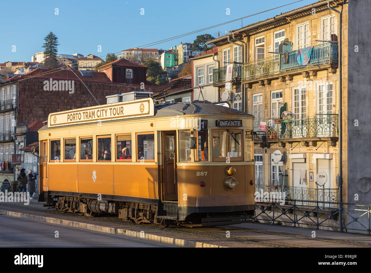 Porto, Portugal - 18. Januar 2018: Portugiesische retro Straßenbahn in Porto, Portugal. Stockfoto
