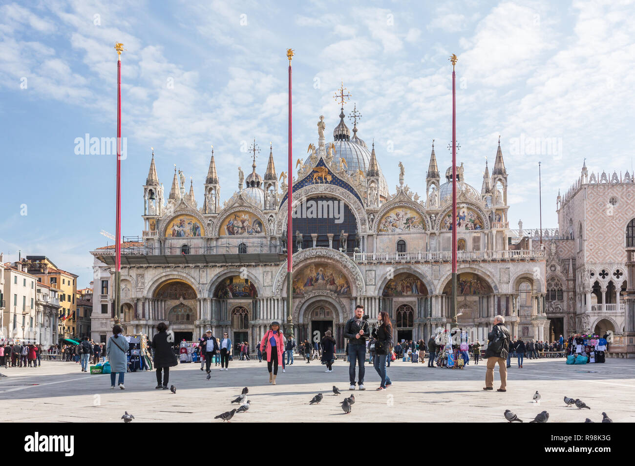 Venedig, Italien, 21. März 2018: Touristen in San Marco Platz am sonnigen Frühling in Venedig, Italien Stockfoto