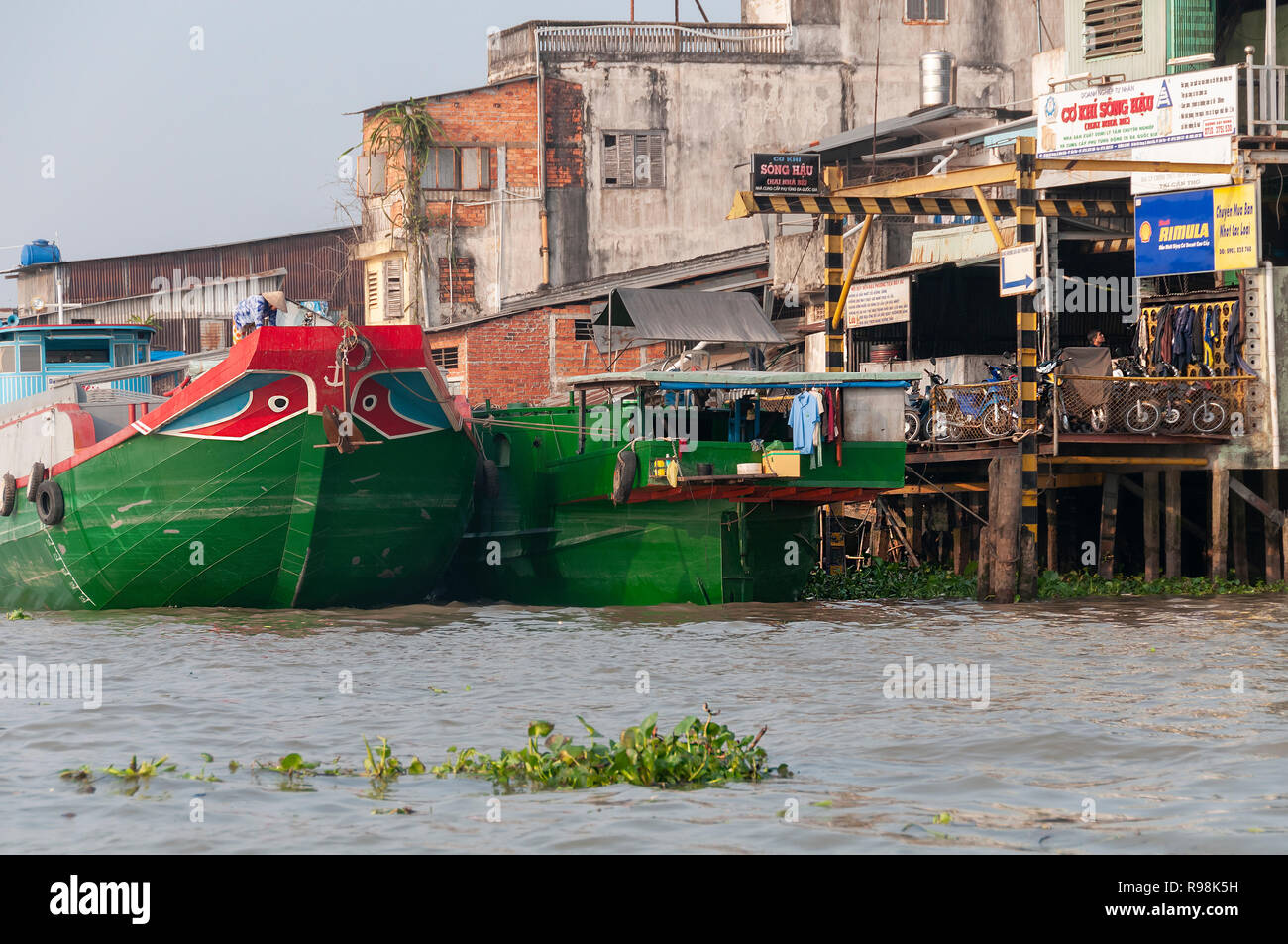 Traditionelle vietnamesische cargo Boote am Dock auf der Cai Rang Fluss neben dem Cai Rang Floating Market, Can Tho Provinz, Vietnam Stockfoto