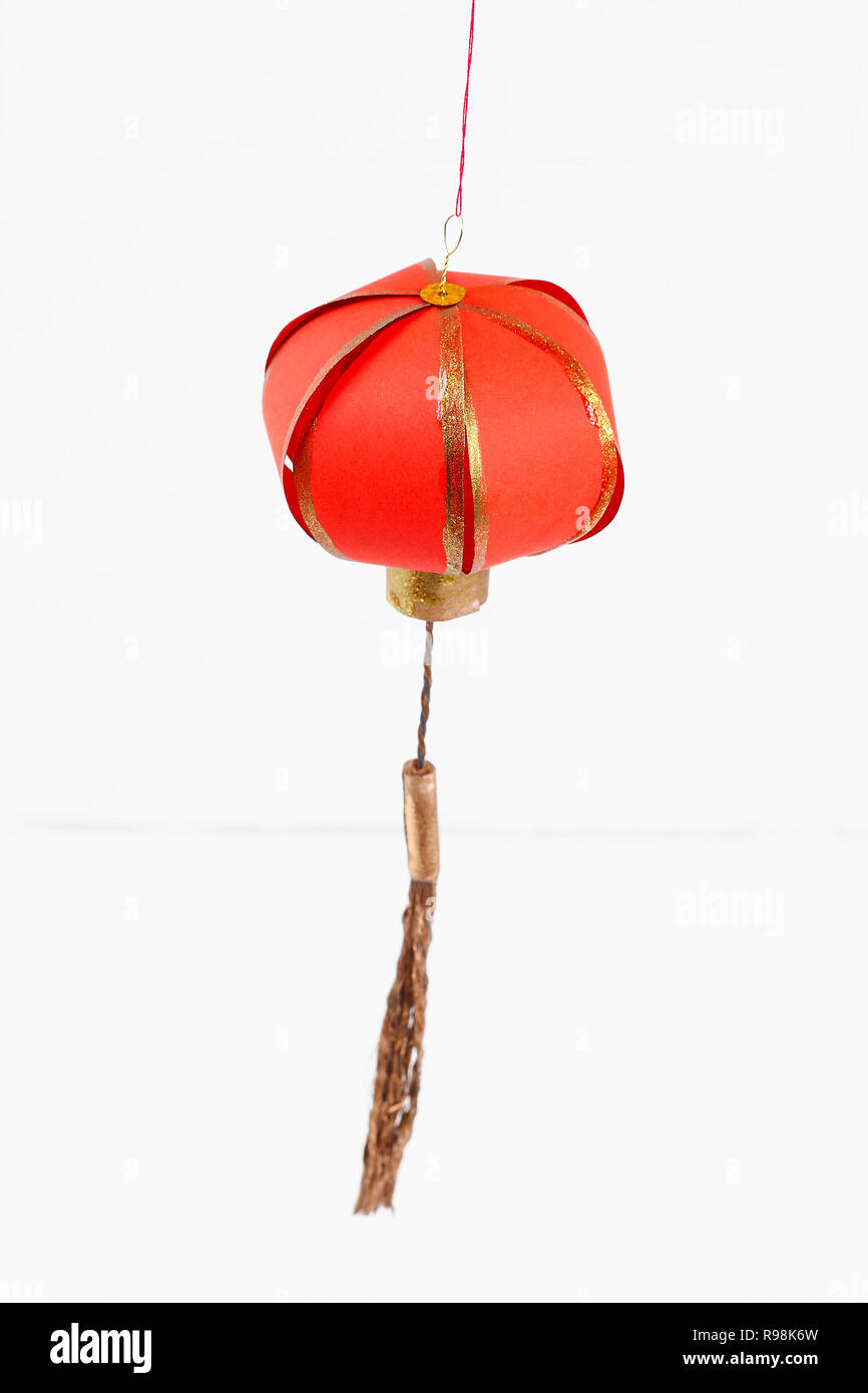 Rot Gold handmade diy Lampions auf weißem Hintergrund. Geschenk Ideen, Konzept für das chinesische Neujahr. Sky Lantern. Stockfoto