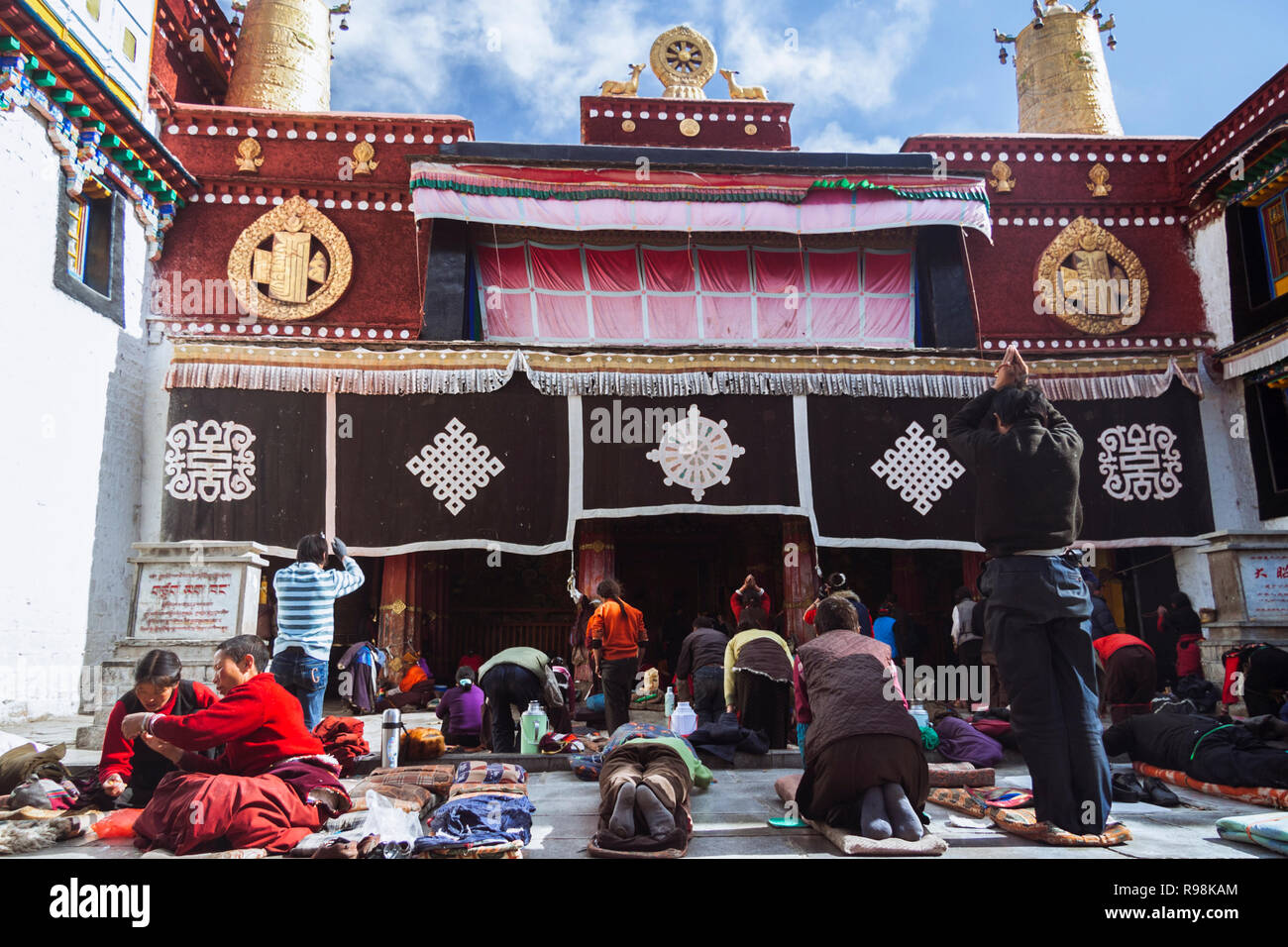 Lhasa, Tibet autonomen Region, China: tibetisch-buddhistischen Pilger postrate und Beten um den Jokhang Tempel in Barkhor Platz. Der Jokhang ist als Stockfoto