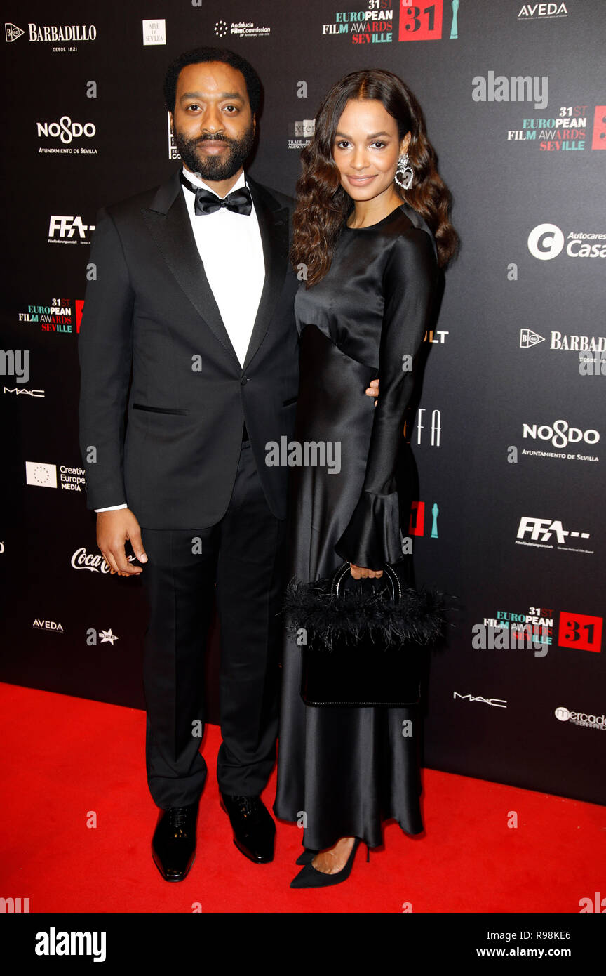 Chiwetel Ejiofor und Freundin Frances Aaternir die Teilnahme an der 31. European Film Awards am Teatro de la Maestranza am 15. Dezember in Sevilla, Spanien 2018. Stockfoto