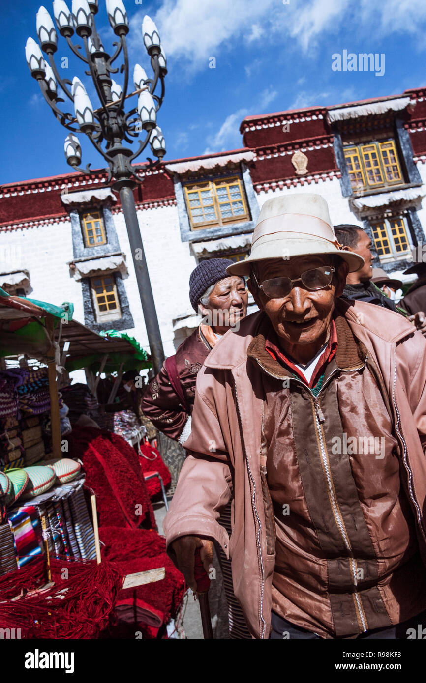 Lhasa, Tibet autonomen Region, China: tibetisch-buddhistischen Pilger circumambate den Jokhang Tempel in Barkhor Platz. Der Jokhang ist als die betrachtete Stockfoto