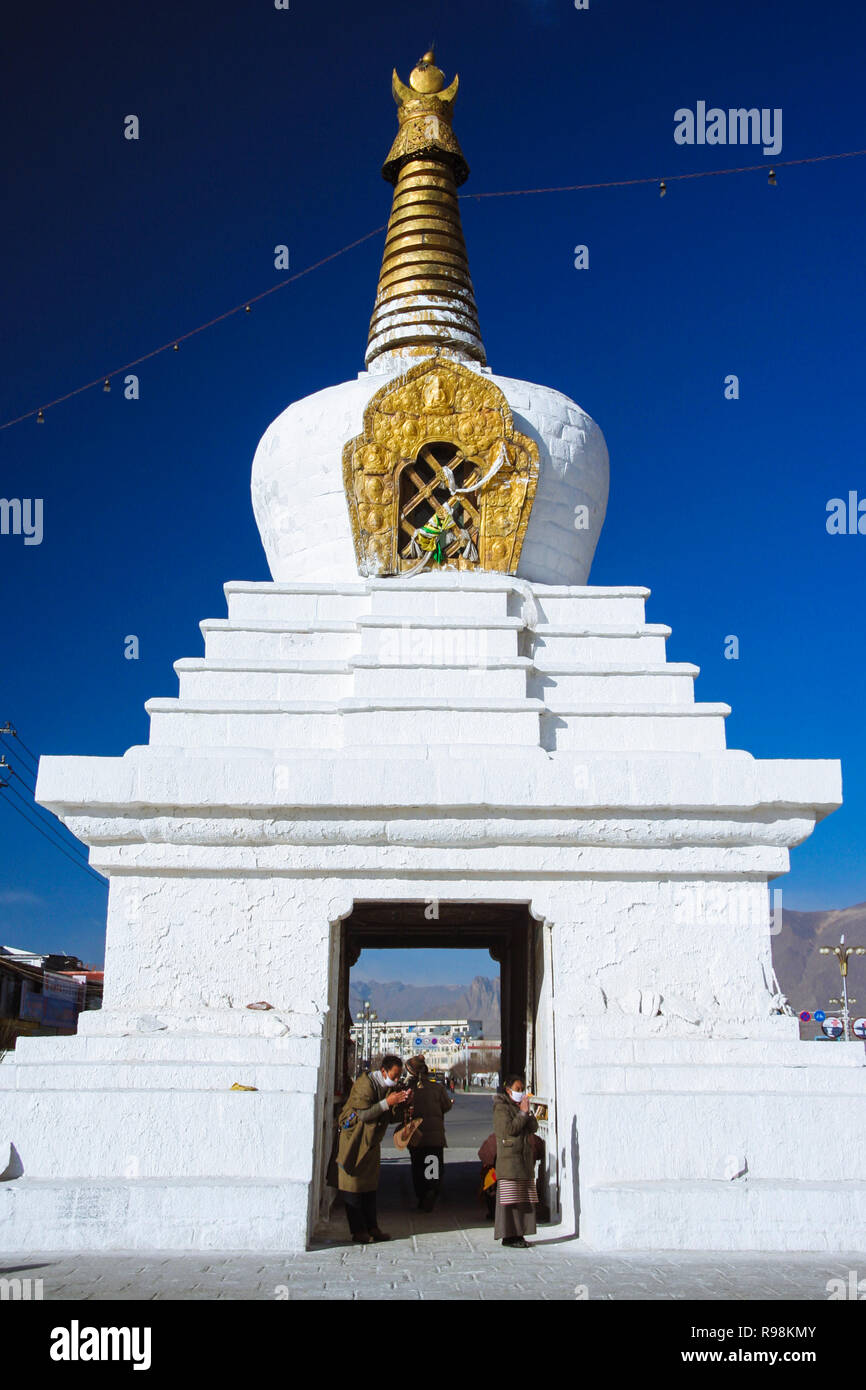 Lhasa, Tibet autonomen Region, China: die Tibetische Pilger stehen unter eine buddhistische Stupa. Stockfoto