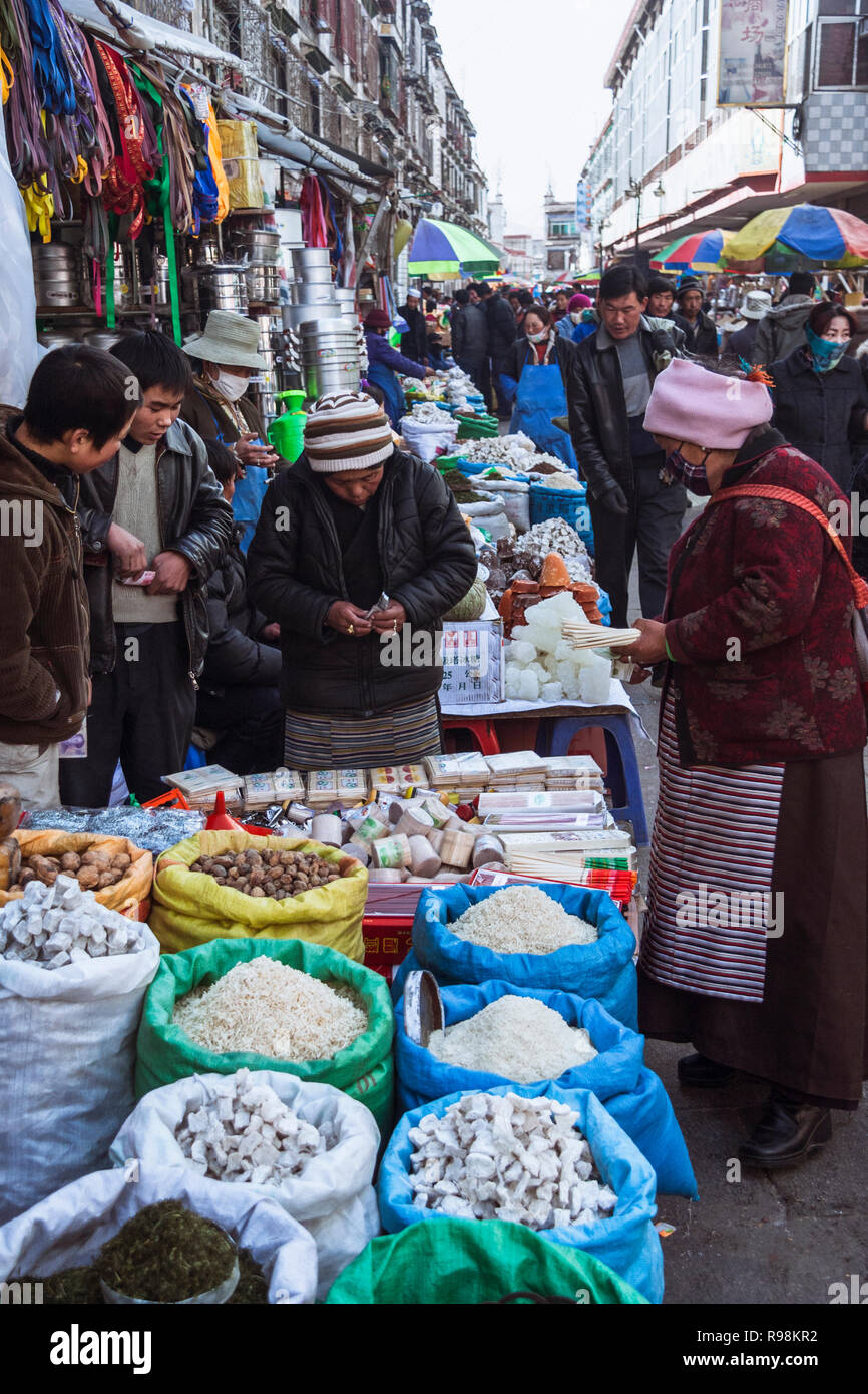 Lhasa, Tibet autonomen Region, China: Menschen shop auf einem Straßenmarkt in der Barkhor Altstadt abgewürgt. Stockfoto