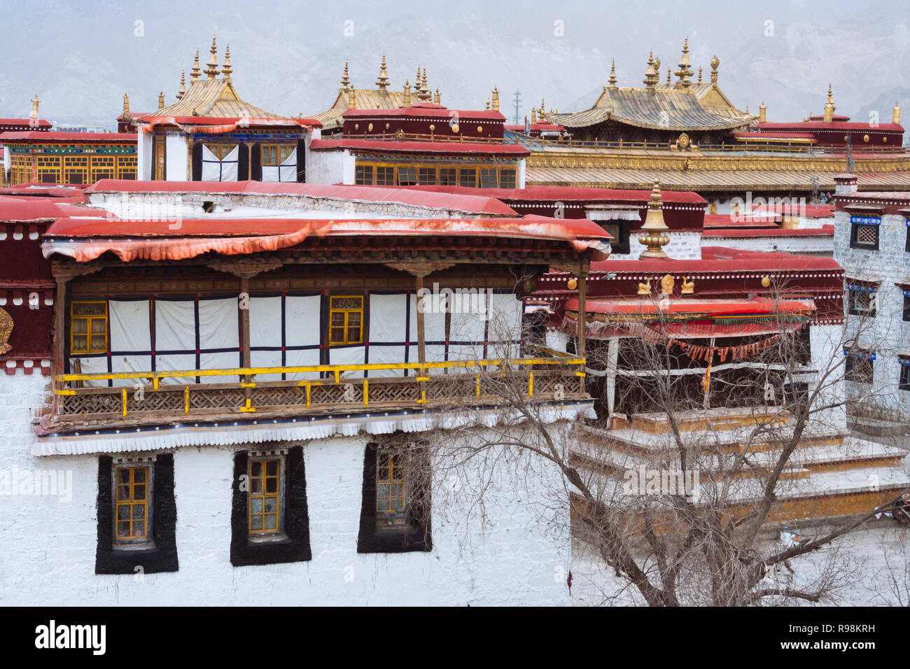 Lhasa, Tibet autonomen Region, China: Seitenansicht Der Jokhang Tempel. Der Jokhang ist als der heiligste Tempel in Tibet betrachtet. Zuerst in gebaut Stockfoto