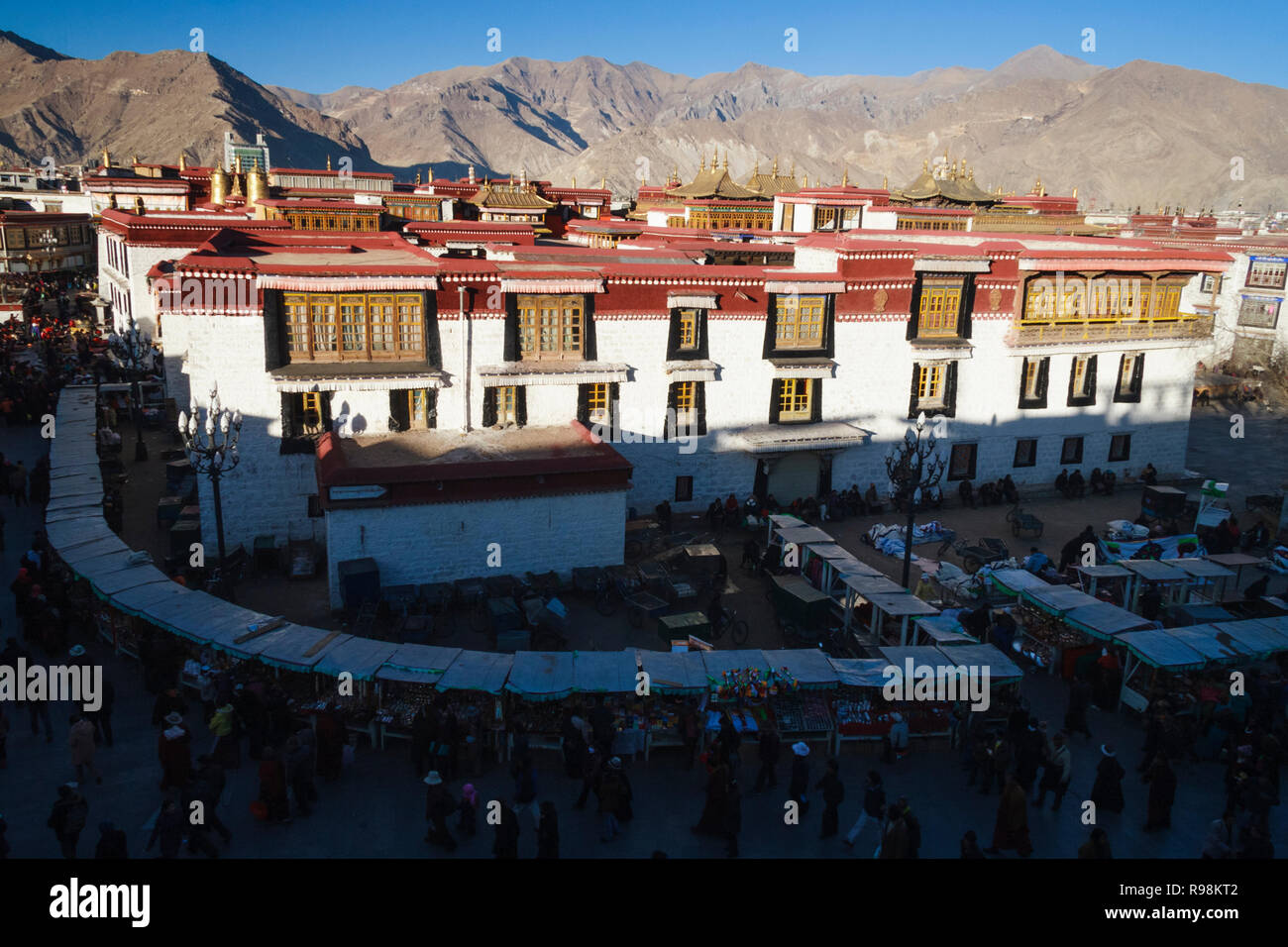Lhasa, Tibet autonomen Region, China: Hohe Betrachtungswinkel und der tibetisch-buddhistischen Pilger zu Fuß rund um den Jokhang Tempel in Barkhor Platz. Den Jokhang Stockfoto