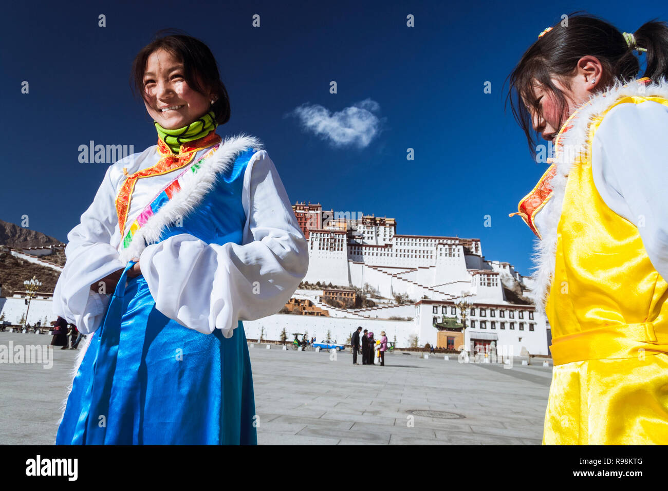 Lhasa, Tibet autonomen Region, China: Junge tibetische Frauen probieren Sie traditionelle Kostüme Neben Potala-palast. Zuerst im Jahre 1645 durch das Fünfte Dalai L gebaut Stockfoto