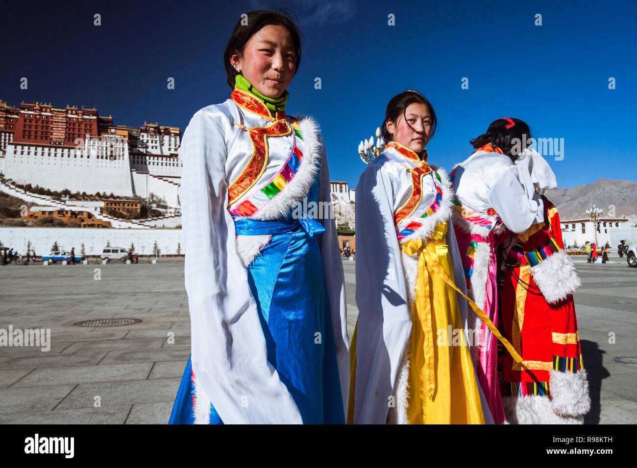 Lhasa, Tibet autonomen Region, China: Junge tibetische Frauen probieren Sie traditionelle Kostüme Neben Potala-palast. Zuerst im Jahre 1645 durch das Fünfte Dalai L gebaut Stockfoto