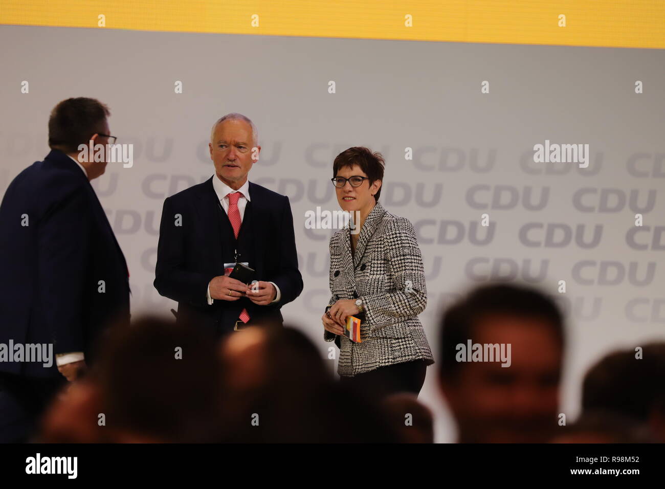 31. CDU-Bundesparteitag in Hamburg: Dr. Klaus Schüler und Annegret Kramp-Karrenbauer Stockfoto