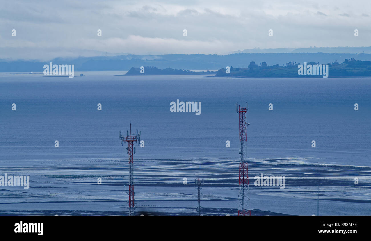 Die optische Wirkung der Telekommunikation Antenne auf die Küstenlandschaft von Inseln und marine Kulturen Stockfoto