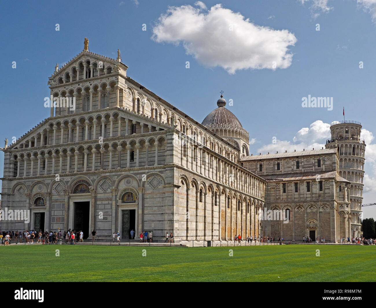 Die herrlichen Duomo di Pisa, unter blauem Himmel auf der Piazza dei Miracoli (Platz der Wunder) in Pisa, Toskana, Italien Stockfoto