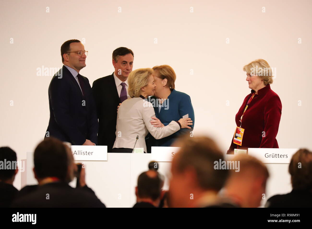 31. CDU-Bundesparteitag in Hamburg: Angela Merkel begrüßt Ursula von der Leyen. Jens Spahn steht zusammen mit McAllister etwas abseits. Stockfoto