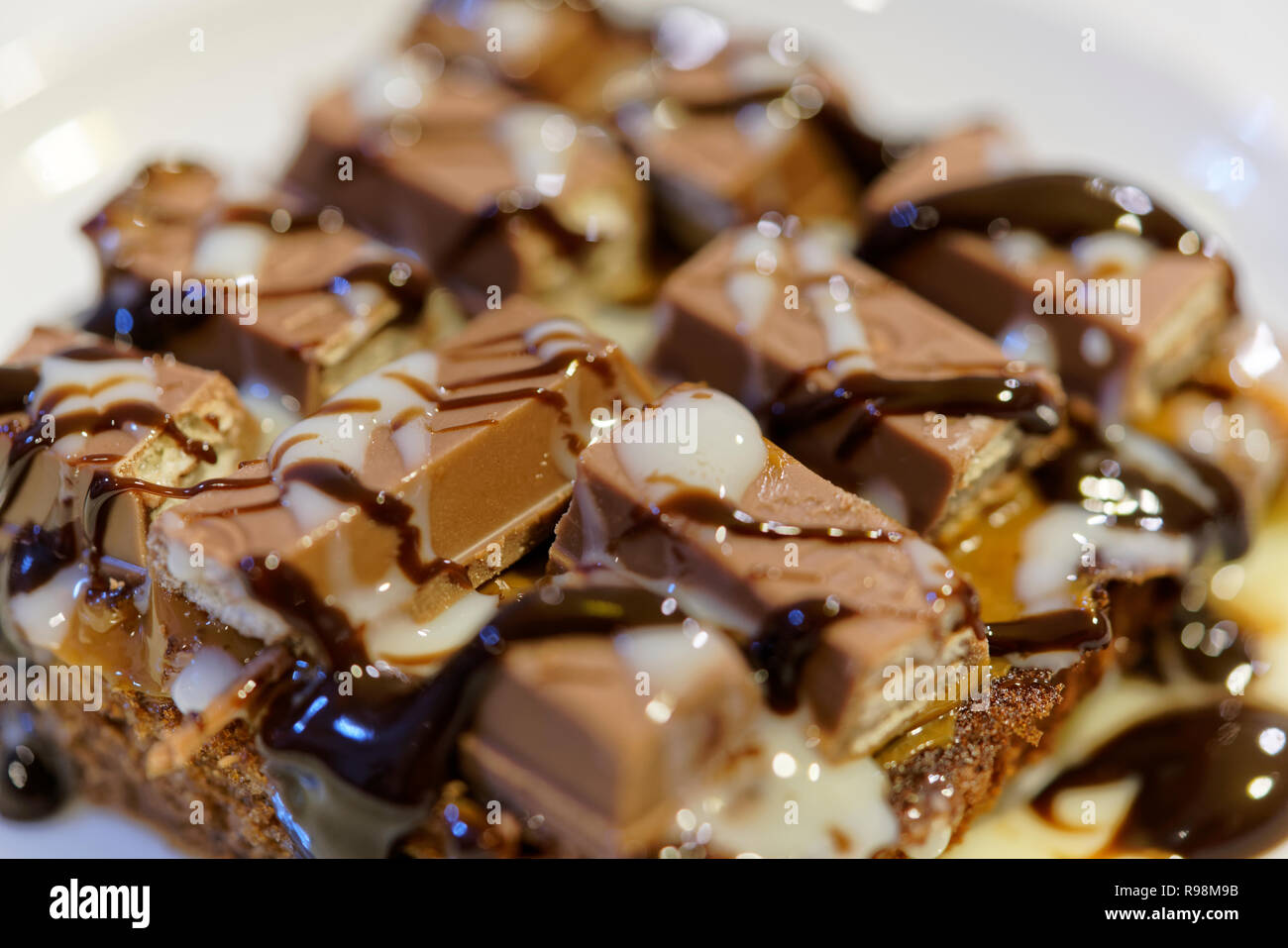 Schokolade Kuchen oder allgemein als Brownies, mit Bonbons, Kekse und andere süße Saucen dekoriert bekannt Stockfoto