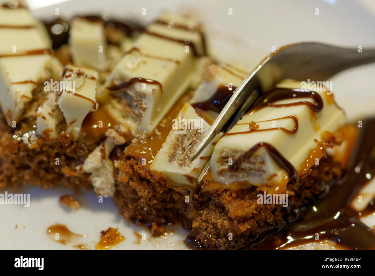 Schokolade Kuchen oder allgemein als Brownies, mit Bonbons, Kekse und andere süße Saucen dekoriert bekannt Stockfoto