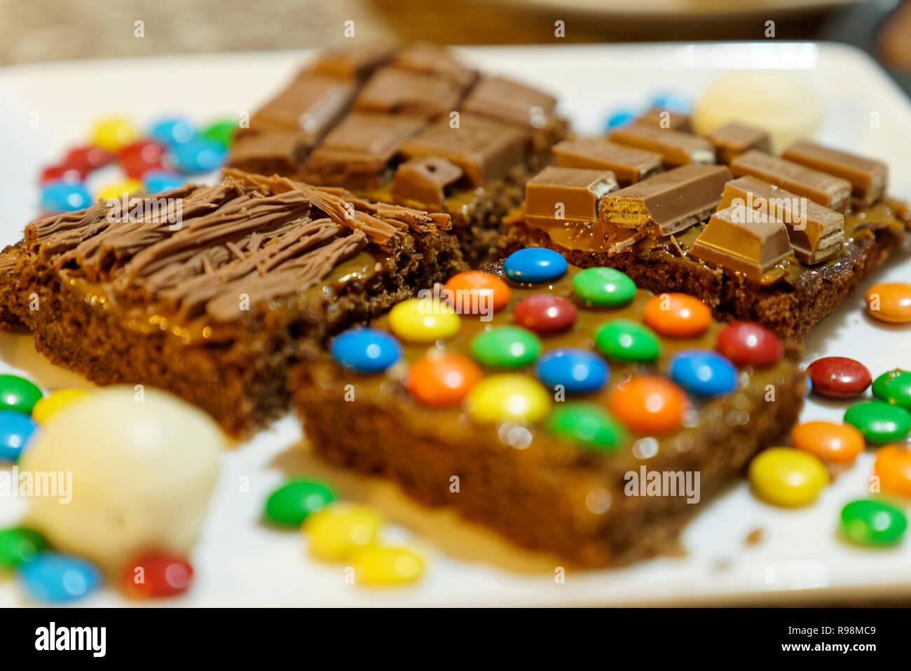 Schokolade Kuchen oder allgemein als Brownies, mit Bonbons, Kekse und andere süße Saucen dekoriert bekannt Stockfoto