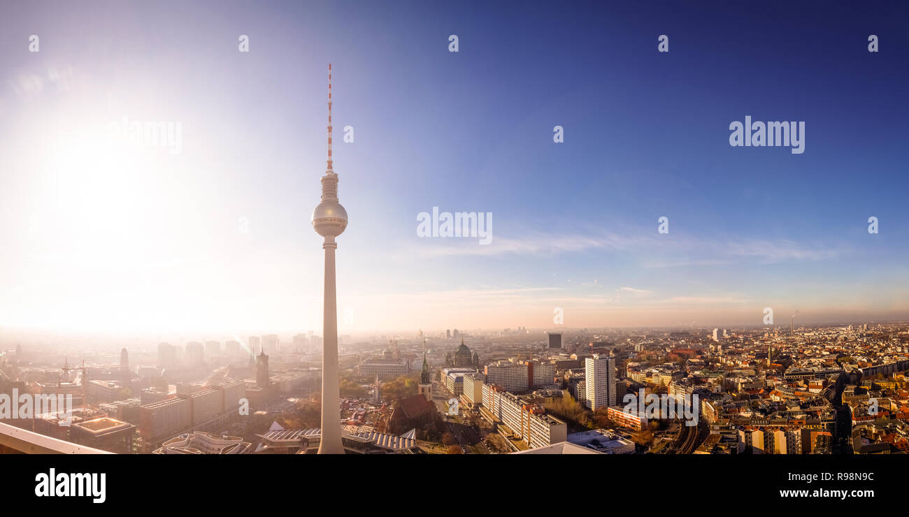 Blick über Berlin mit Fernsehturm, Berlin, Deutschland Stockfoto