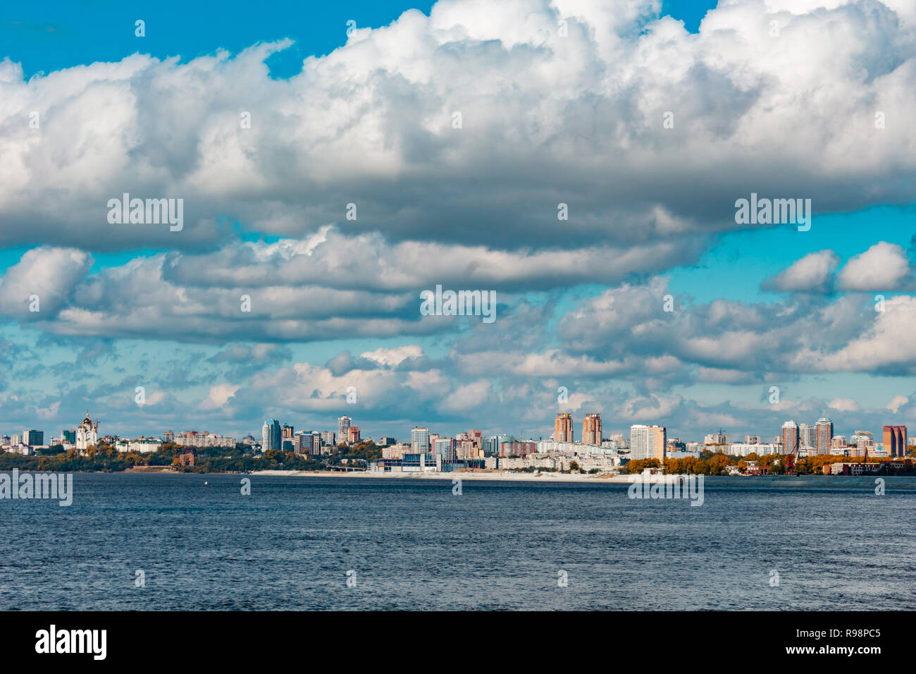 Blick auf die Stadt Chabarowsk aus dem Amur. Große Stadt am Horizont. Blauer Himmel mit Wolken. Stockfoto