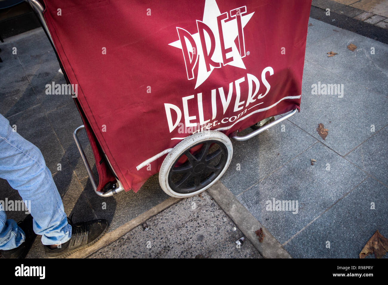 Pret A Manger Ist Ein Internationaler Sandwich Shop Kette Sie Auch Einen Lieferservice In Bestimmten Gegenden Von London Bieten Lieferung Warenkorb In London Gesehen Stockfotografie Alamy