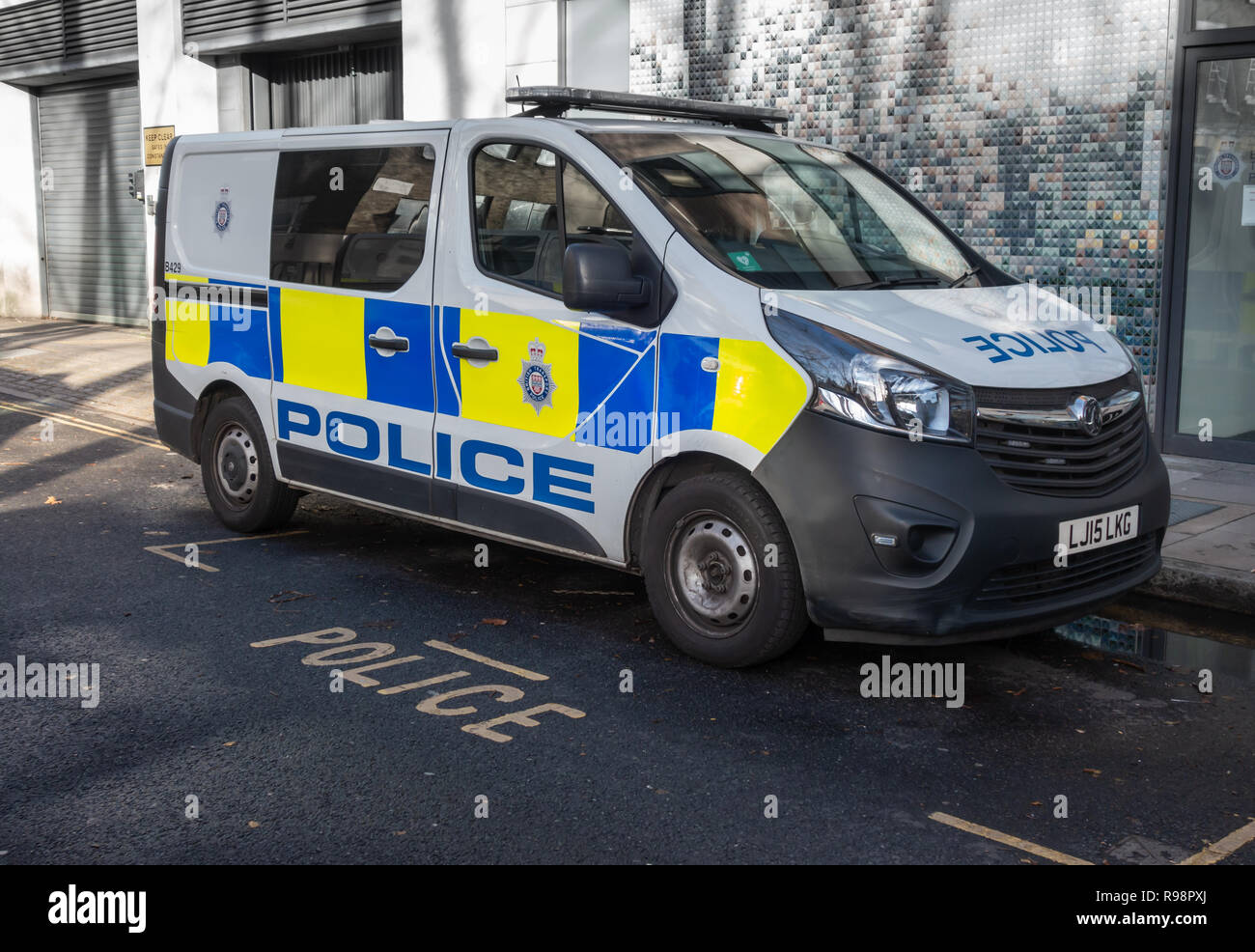 Seite nach Ansicht der Polizei Menschen Träger außerhalb der British Transport Police Station bei 16 Whitfield Street, Westminster, London W 1 geparkt Stockfoto