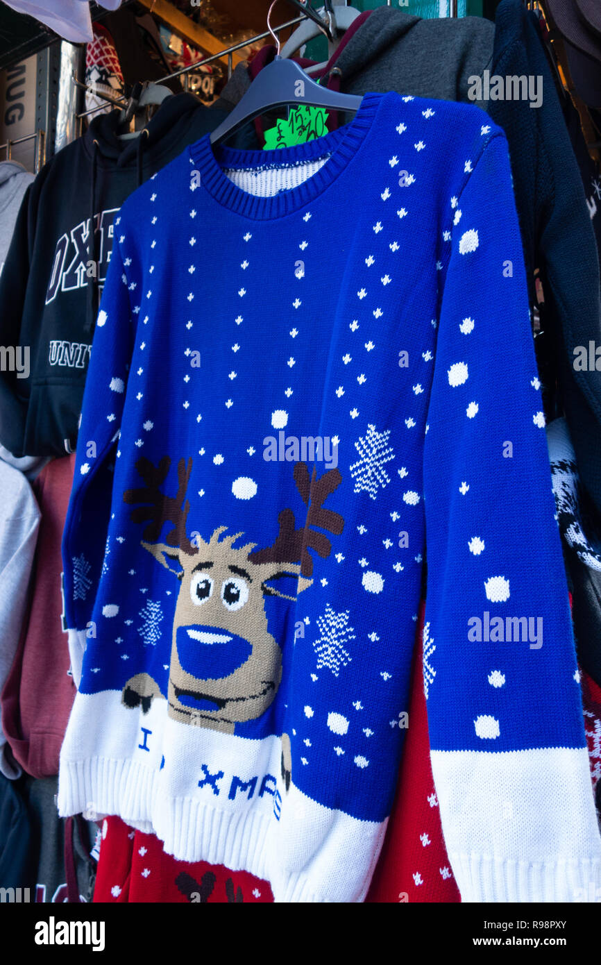 Cartoon Rentier auf einem blauen Weihnachten Pullover an einem Souvenir in  London, Großbritannien Stockfotografie - Alamy