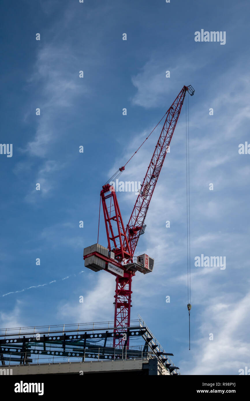 Hohe Baustelle Rot Kran in einem neuen Gebäude in der Nähe des Mittelpunkts, London W1, England gebaut wird, Stockfoto