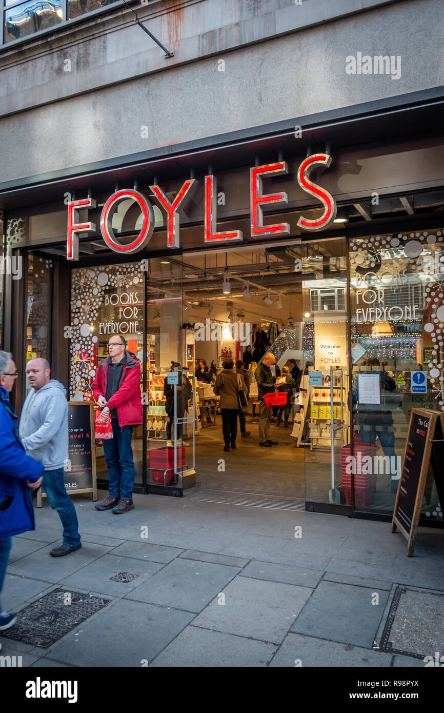 3D-rot auf Silber name Zeichen auf den Shop vor der Buchhandlung Foyles Charing Cross Road, Soho, London, England Stockfoto
