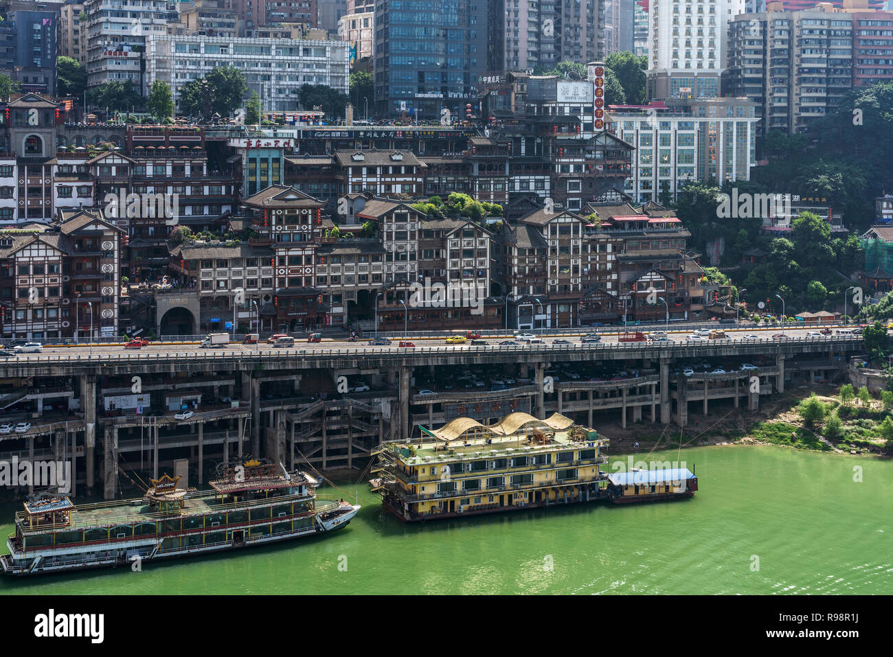 CHONGQING, CHINA - 19. SEPTEMBER: Dies ist eine Ansicht von Hongyadong, einem Einkaufs- und Reiseziel mit traditioneller chinesischer Architektur am 19. Stockfoto