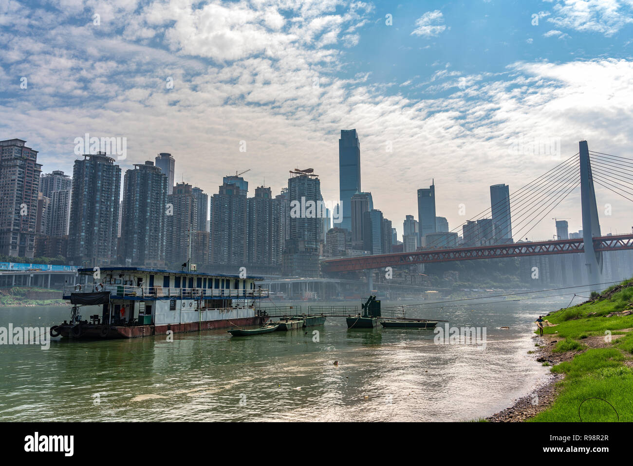 CHONGQING, CHINA - 19. SEPTEMBER: Dies ist ein Blick auf den Fluss der Boote in der Nähe der Chaotianmen der Stadt am 19. September 2018 in Chongqing Dock verbunden Stockfoto