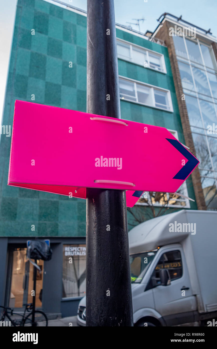 Kunststoff lila Pfeil Schild befestigt, um einen Laternenpfahl mit Kunststoff-kabelbindern in London W1, England Stockfoto