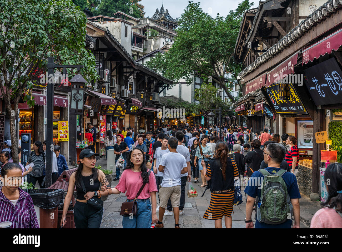 CHONGQING, CHINA - 20. SEPTEMBER: Dies ist eine Straße an der alten Stadt Ciqikou, einer berühmten Stadt mit alter Architektur und ein beliebtes Reiseziel für Stockfoto