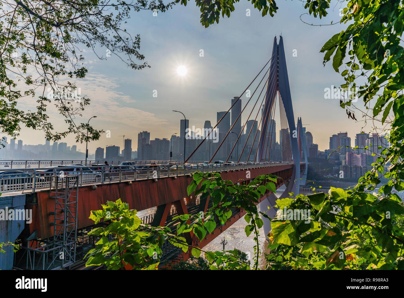 CHONGQING, CHINA - 21. SEPTEMBER: Dies ist eine malerische Aussicht auf Dongshuimen bridge bei Sonnenuntergang am 21. September 2018 in Chongqing Stockfoto