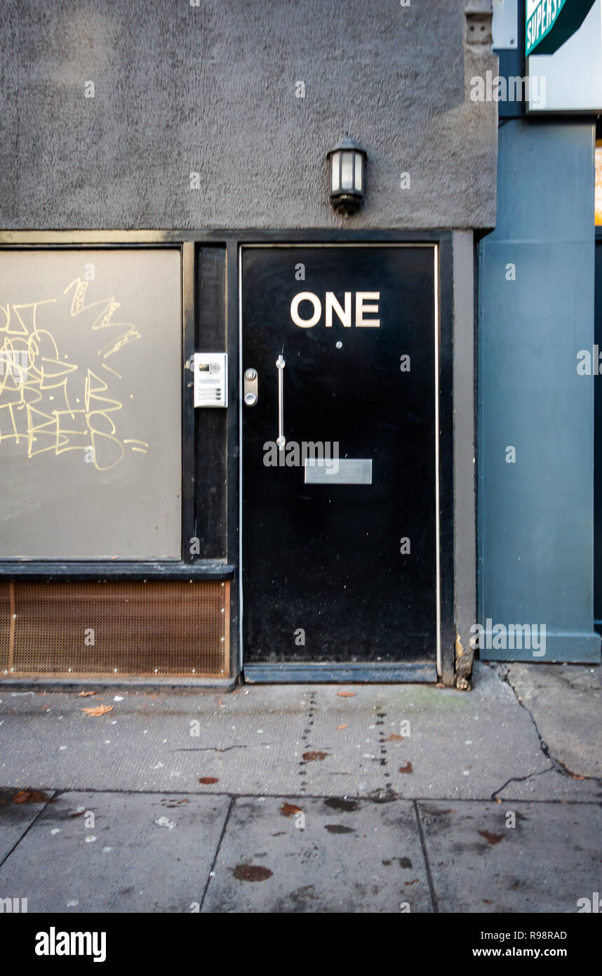 Schwarz Büro Tür mit großen Buchstaben sagen Nummer Eins auf der Tür klemmt in London, Großbritannien Stockfoto