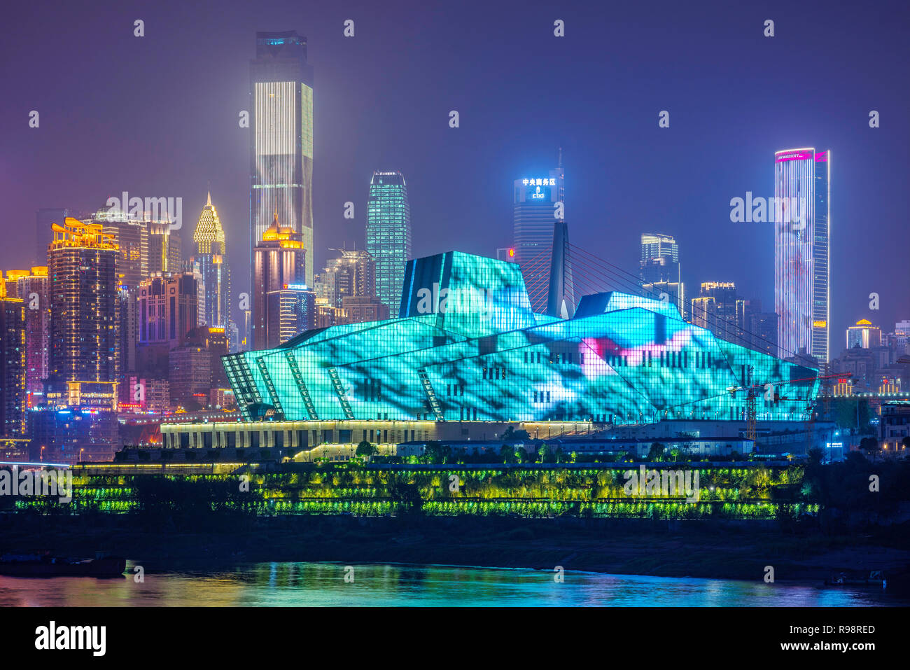 CHONGQING, CHINA - 23. SEPTEMBER: Blick auf das Chongqing Grand Theatre und City Skyline bei Nacht am 23. September 2018 in Chongqing Stockfoto