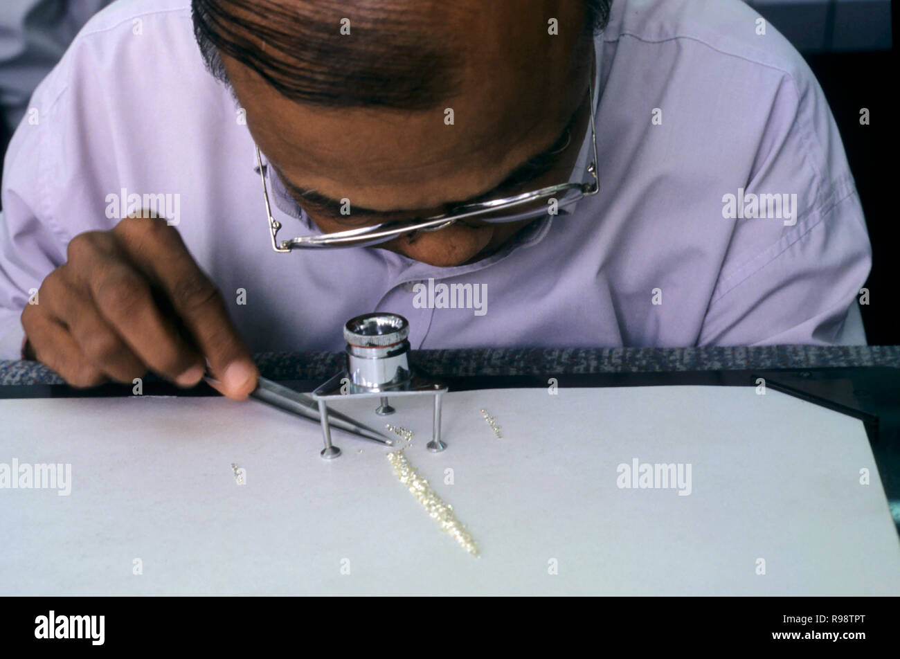 Mann Sortierung Sortierung suchen Bei Diamond durch Lupe Stockfoto