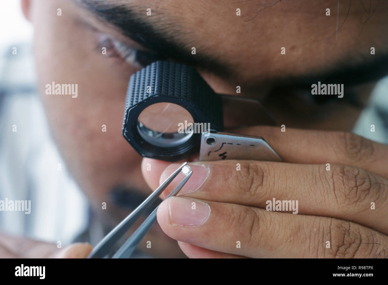 Mann Sortierung Sortierung suchen Bei Diamond durch Lupe Stockfoto
