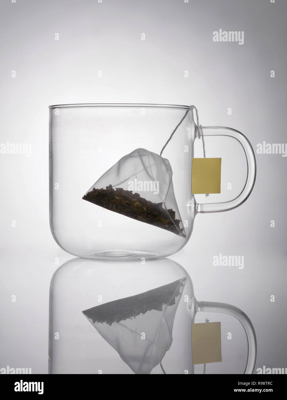 Glas Teetasse mit Teebeutel Stockfoto