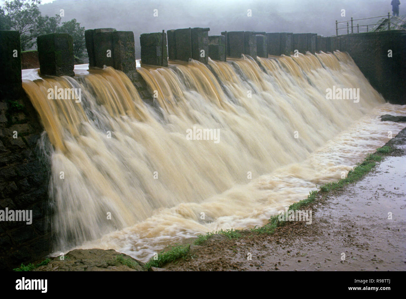 Dam Wasserüberlauf in Monsun Matheran Maharashtra Indien Stockfoto