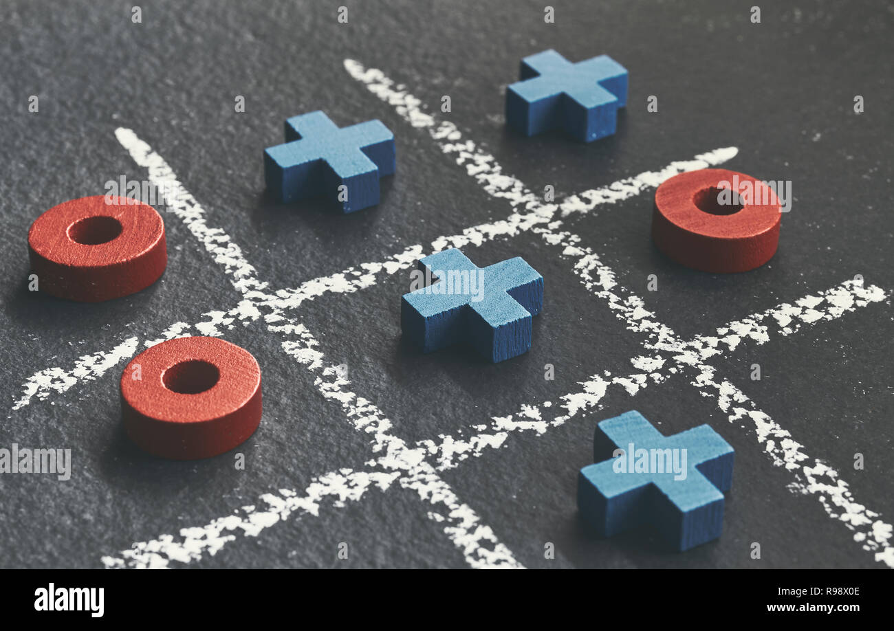 Bild von Tic Tac Toe spiel Close up (Nullen und Kreuze) auf dunklem Hintergrund, selektive konzentrieren. Stockfoto